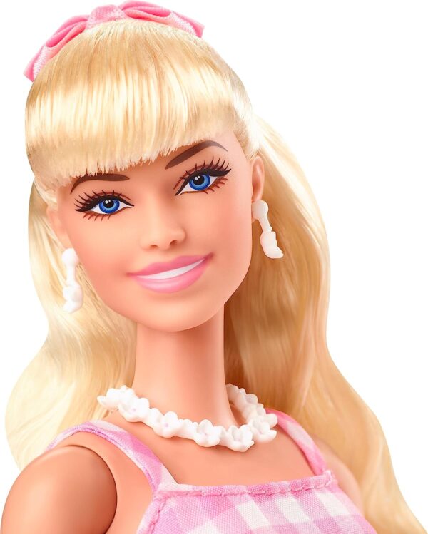 Barbie The Movie Doll, Margot Robbie as Barbie, Collectible Doll Wearing Pink and White Gingham Dress with Daisy Chain Necklace (Copy)